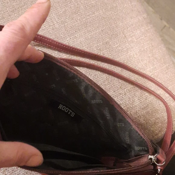 ROOTS Elegant Mauve Shoulder Bag - Picture 3 of 3
